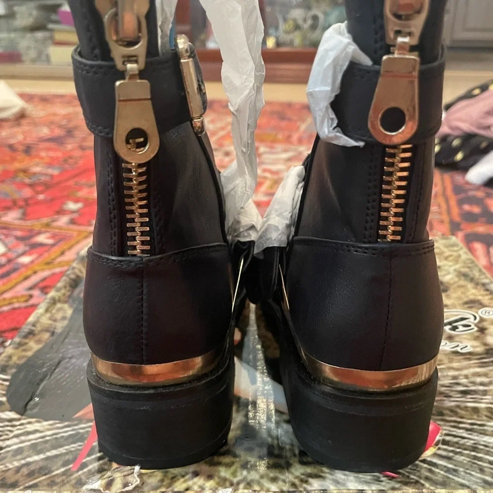 Black Boots With Gold Accents NIB Size 5.5 DKDB - Picture 4 of 15